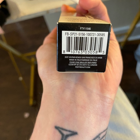 FENTY BEAUTY BY RIHANNA - Stunna Lip Paint in “ UNCFUFFED 03” - Picture 6 of 7